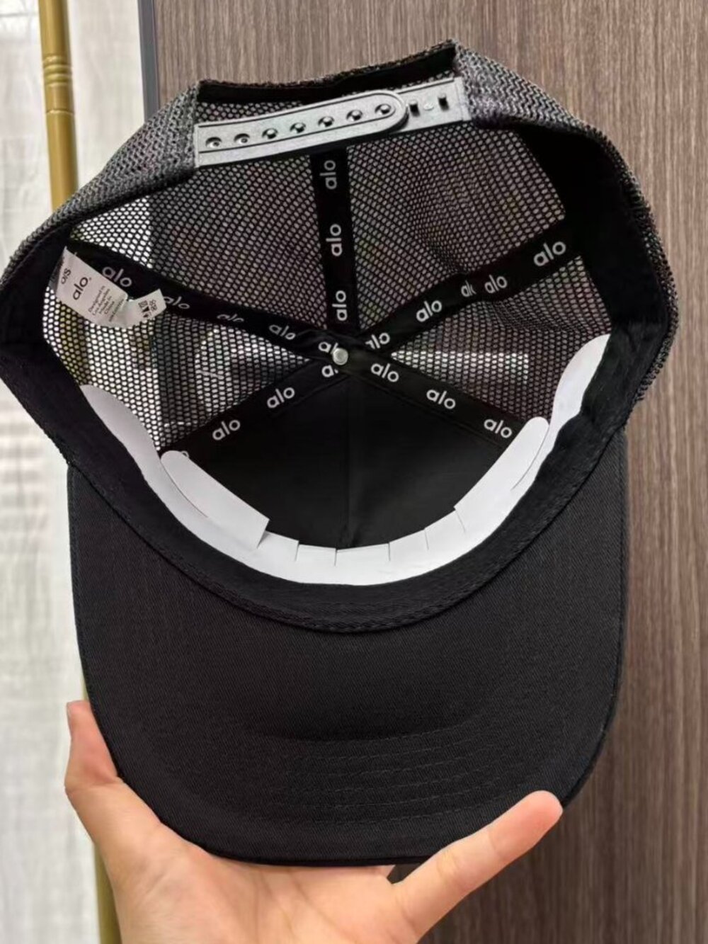Alo Yoga black mesh baseball cap with white logo, street style. - Picture 3 of 4